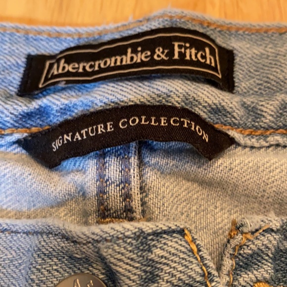 Abercrombie & Fitch Distressed Button Fly Light wash Women’s Jeans Size 26 - Picture 3 of 12